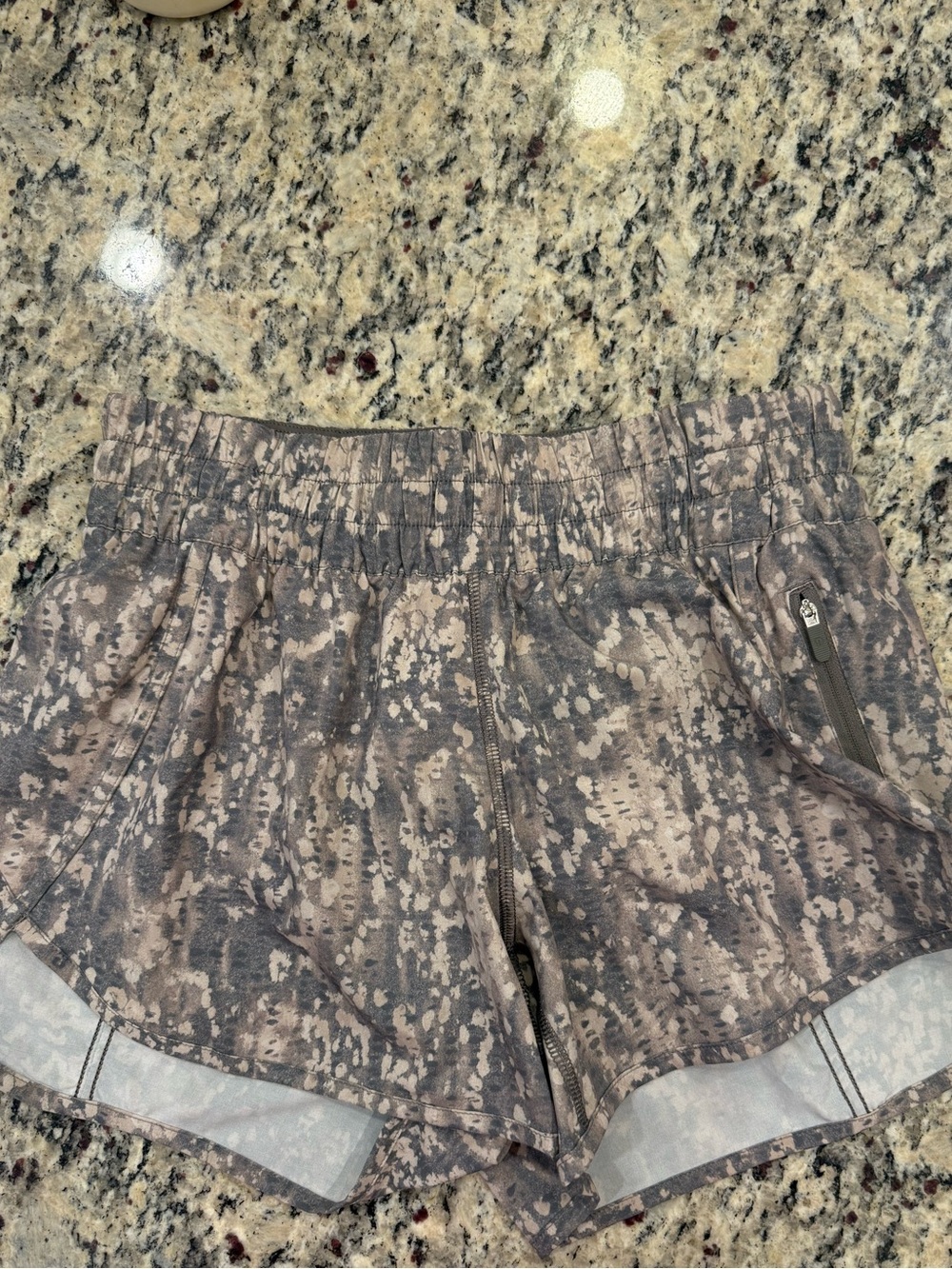 Lululemon Tracker Short V *4"
Gritstone White Opal Multi Size 8